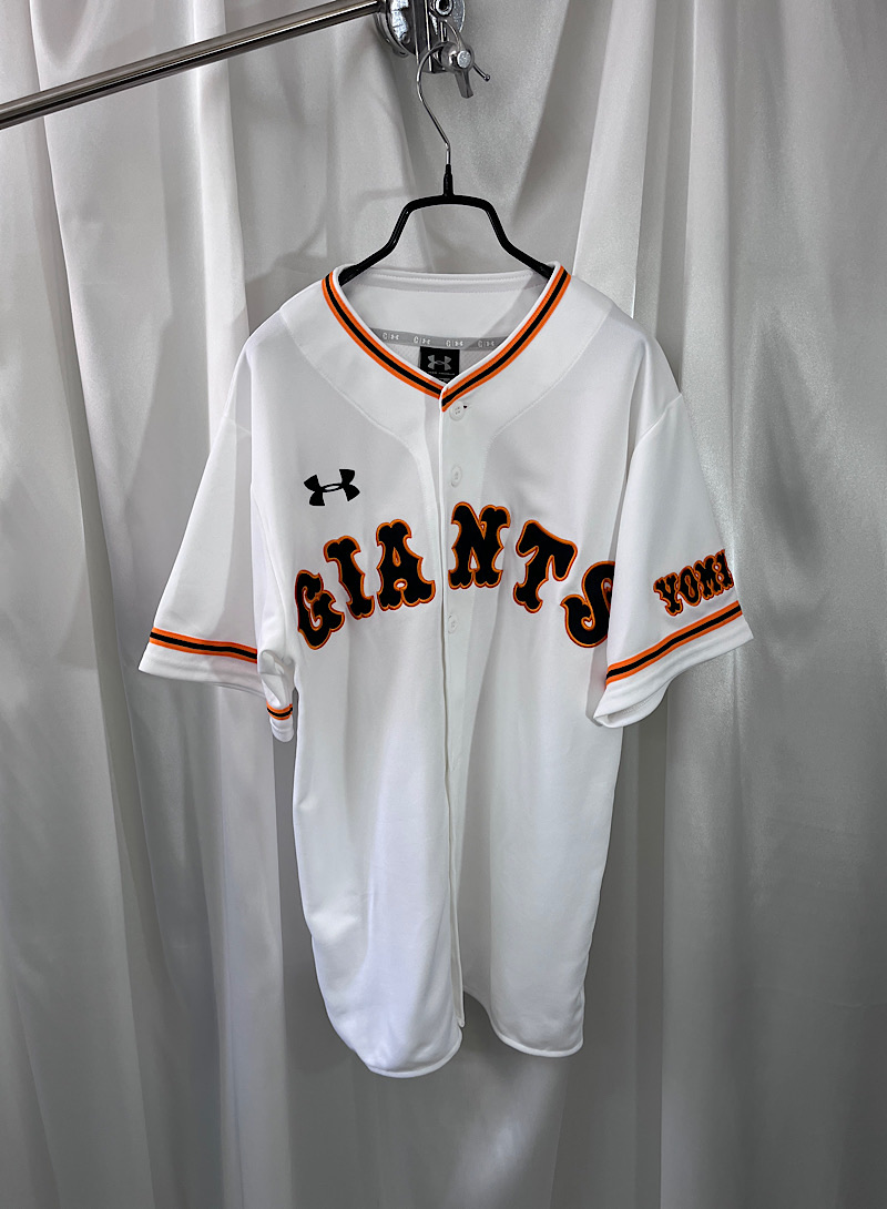YOMIURI GIANTS by UNDER ARMOUR 1/2 top